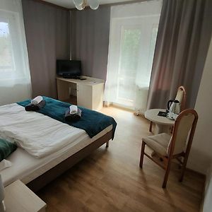 Mały pokój z dwoma pojedynczymi łóżkami